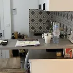 Petit Studio 14M2 Metro Goncourt