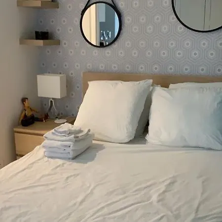Petit Studio 14M2 Metro Goncourt Apartment